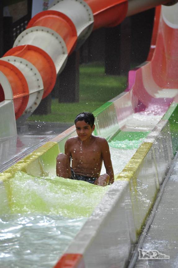 São e salvo depois de mais uma descida nos escorregadores do Beach Park, em Fortaleza, capital do Ceará